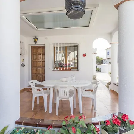 Holiday home Casa L'escala, 3 Dormitorios, 6 Personas - Es-325-36